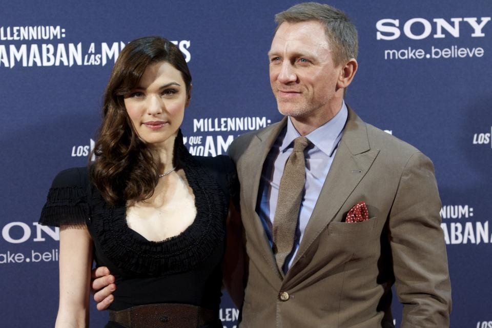 MADRID, ESPAÑA - 04 DE ENERO: Rachel Weisz (L) y Daniel Craig (R) asisten al estreno de 