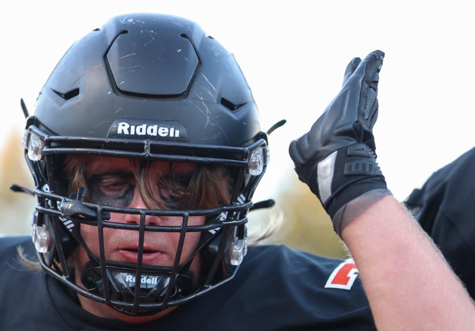 Cole Steketee (77) de Sprague realiza ejercicios antes del partido contra Roseburg en Sprague High School en Salem, Oregon, el viernes 23 de septiembre de 2022.