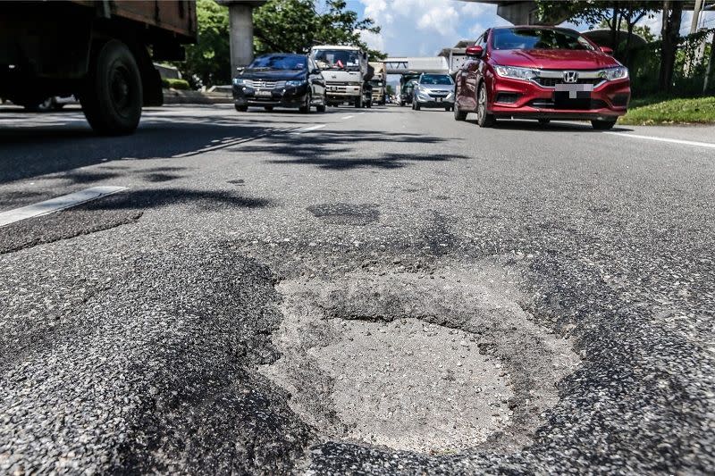 Lim questioned the Public Works Department’s competency after its 2016 pledge for 'no potholes'. — Picture by Hari Anggara