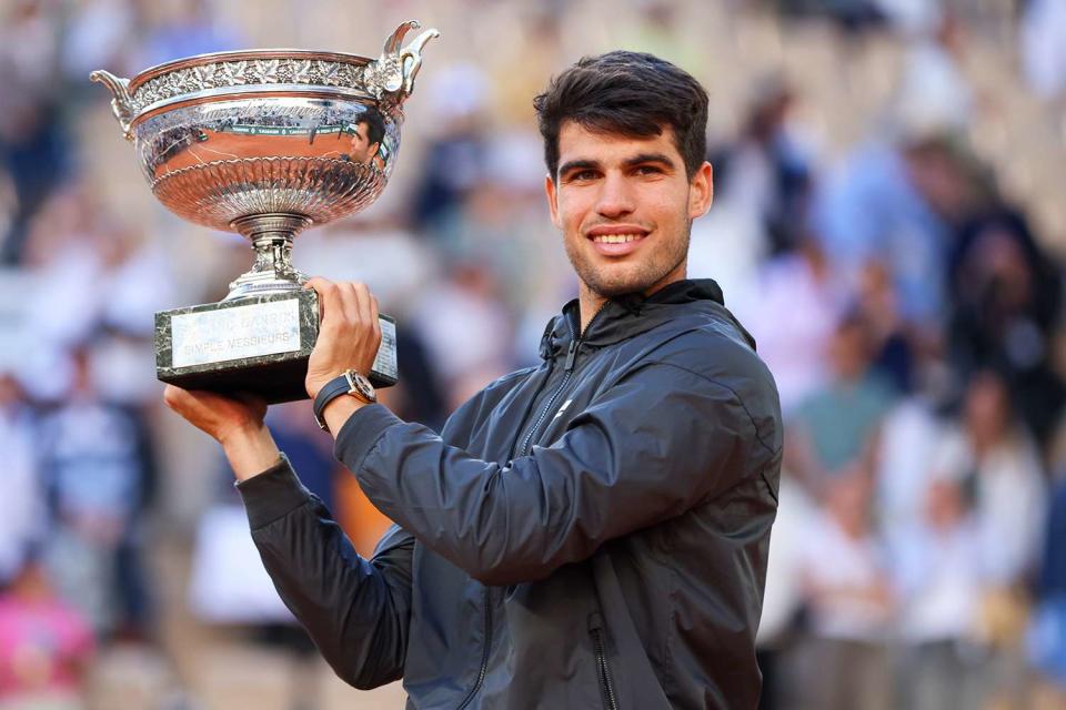 <p>Foto Olimpik/NurPhoto via Getty </p> Carlos Alcaraz of Spain celebrates winning the men