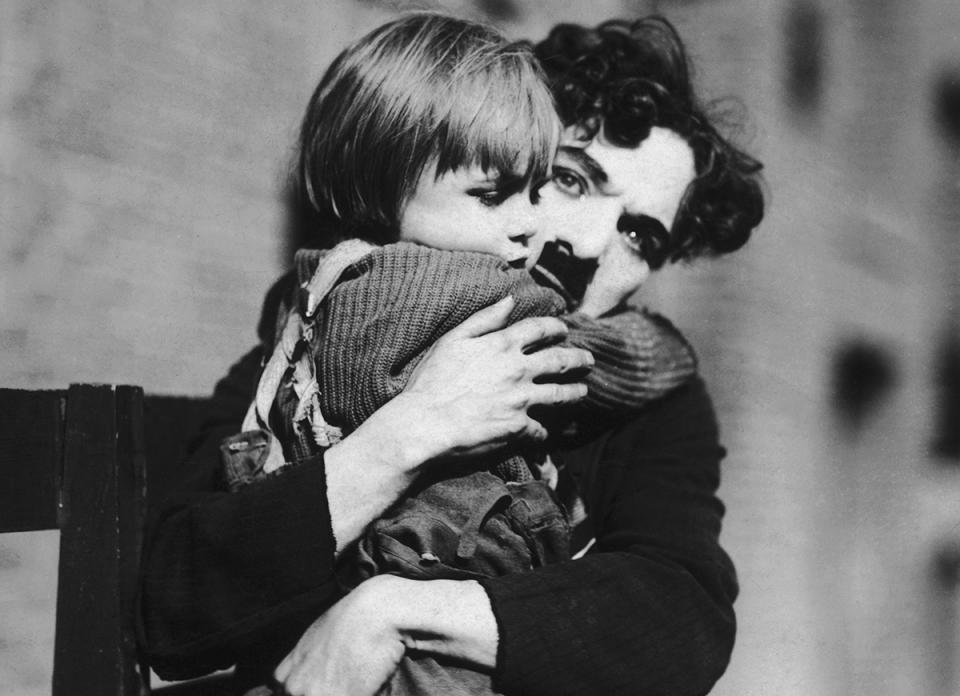 El actor y director de cine inglés Charlie Chaplin (1889 - 1977), y el actor infantil estadounidense Jackie Coogan (1914 - 1984) en una escena de la película 'The Kid'. (Foto de Hulton Archive/Getty Images)