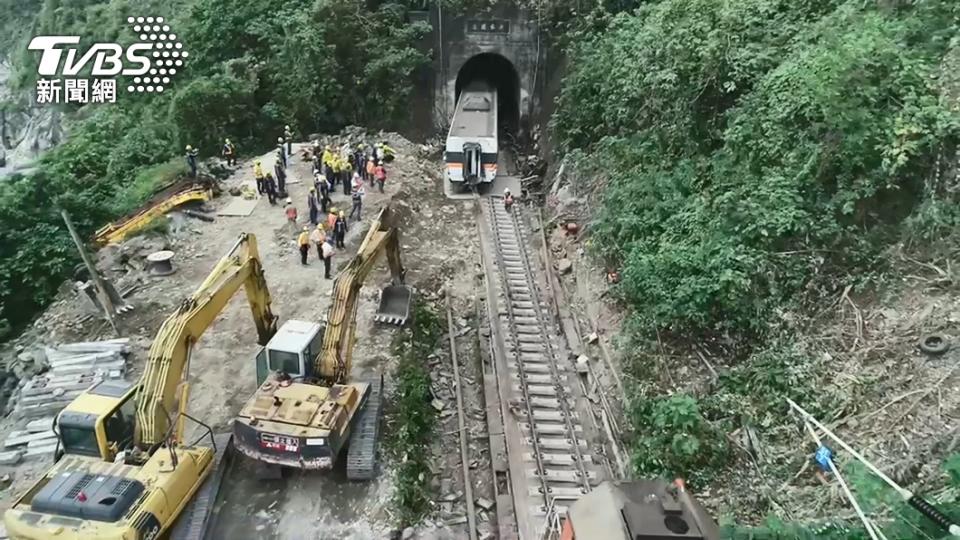 太魯閣號2日出軌造成嚴重死傷事故。（圖／TVBS）