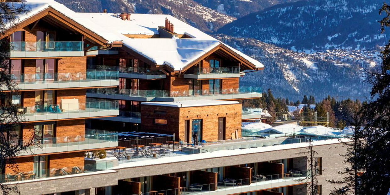 En Suisse, l’hôtel cinq étoiles conçu par l’agence AW2, repose sur un socle de pierre massif semi-enterré et creusé dans la roche. - Credit: