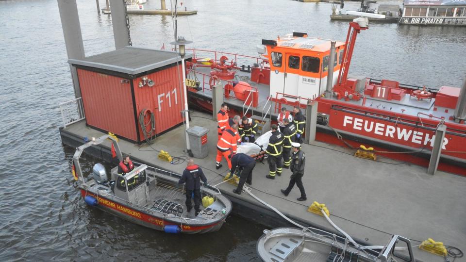 Der Leichnam wird zur Obduktion ins Institut für Rechtsmedizin gebracht. Foto: citynewstv