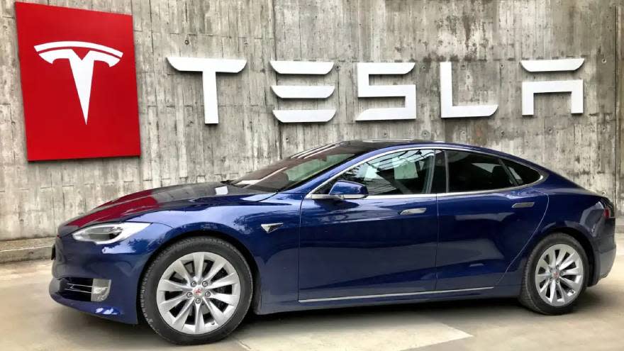 Tesla despidió a empleados