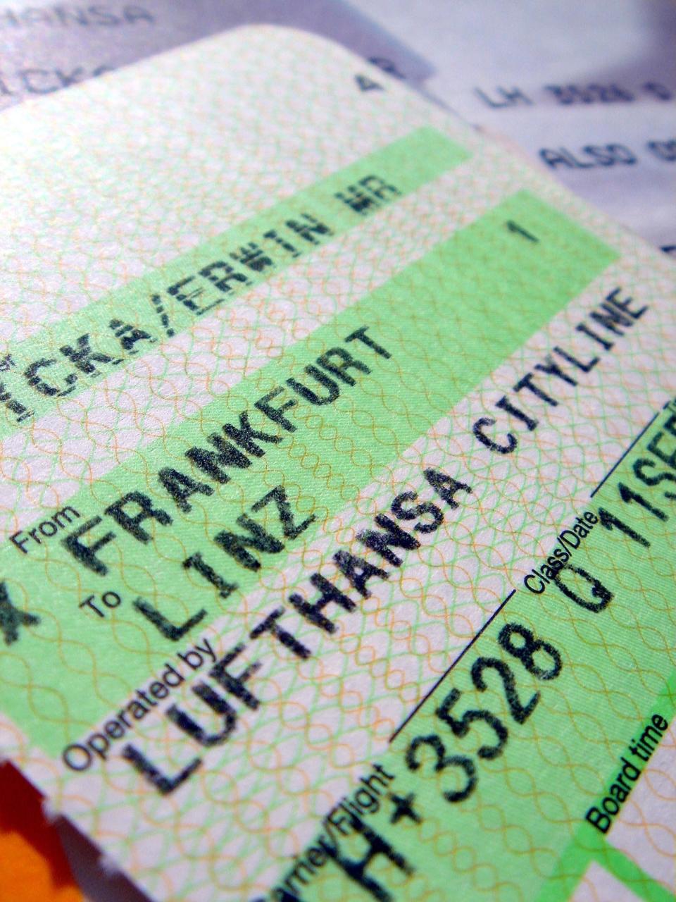 <p>Seit der Air-Berlin-Pleite schnellen die Preise der Flugtickets in die Höhe, da die Lufthansa der einzige Anbieter auf innerdeutschen Strecken ist. Jeden Tag fehlen dadurch Zehntausende Plätze im Flugverkehr. Das führt dazu, dass die Preise auf manchen Strecken um bis zu 30 Prozent gestiegen sind. Die Folge: Das deutsche Bundeskartellamt möchte die Ticketpreise bei der Lufthansa und ihrer Tochter Eurowings genauer unter die Lupe nehmen. “Uns liegen Beschwerden über erhebliche Preiserhöhungen zum Nachteil der Kunden vor”, erklärte Kartellamtschef Andreas Mundt der deutschen Presseagentur. </p>