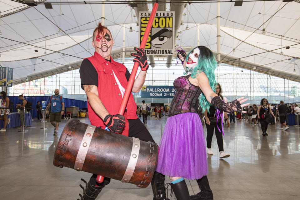 Cosplayers dress up as Joker and Harley Quinn.