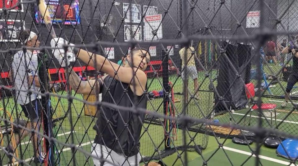 Victor Mesa Jr. en un entrenamiento con el coach de bateo Ricardo Sosa en Hialeah.