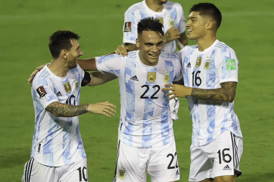 Joaquín Correa (derecha) celebra tras marcar el segundo gol de Argentina, junto a Lautaro Martínez (centro) y Lionel Messi, para la victoria 3-1 ante Venezuela por las eliminatorias del Mundial, el jueves 2 de septiembre de 2022, en Caracas. (Miguel Gutiérrez, Pool vía AP)