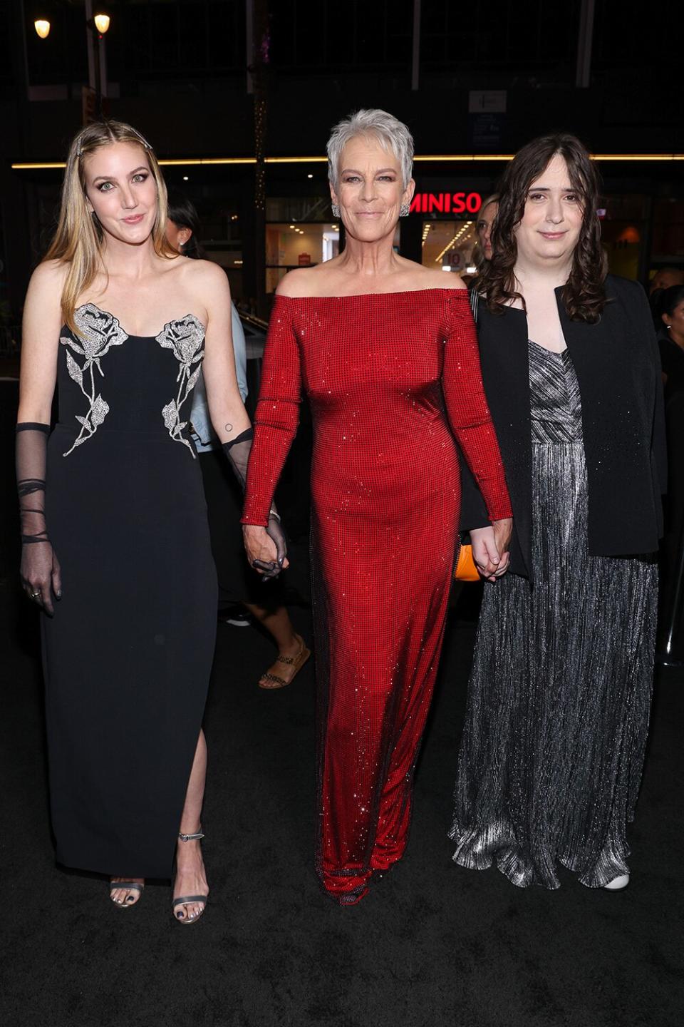 Annie Guest, Jamie Lee Curtis and Ruby Guest at the premiere of "Halloween Ends" held at TCL Chinese Theatre on October 11, 2022 in Los Angeles, California.