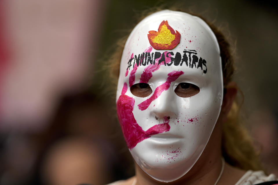 Una mujer lleva una máscara con el mensaje "Ni un paso atrás", en la marcha por el Día Internacional de la Mujer, en Buenos Aires, Argentina, el viernes 8 de marzo de 2024. (AP Foto/Natacha Pisarenko)