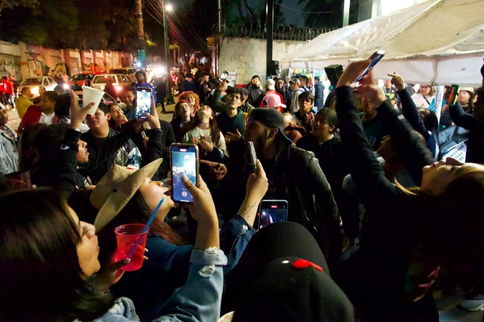 CIUDAD DE MÃ‰XICO, 09DICIEMBRE2022.- Cientos de personas terminaron a las afueras del Estadio Azteca debido a la falsificaciÃ³n y clonaciÃ³n de boletos con motivo de la primer fecha del concierto del artista de reggaeton Bad Bunny.
FOTO: ROGELIO MORALES/CUARTOSCURO.COM