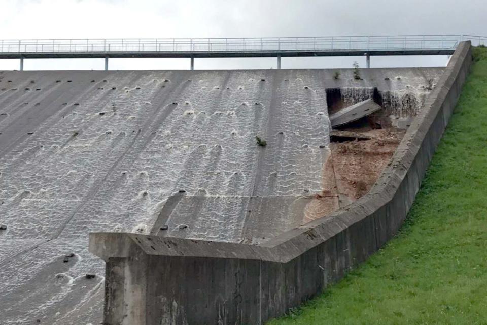 The dam protects the town of Whaley Bridge (PA)