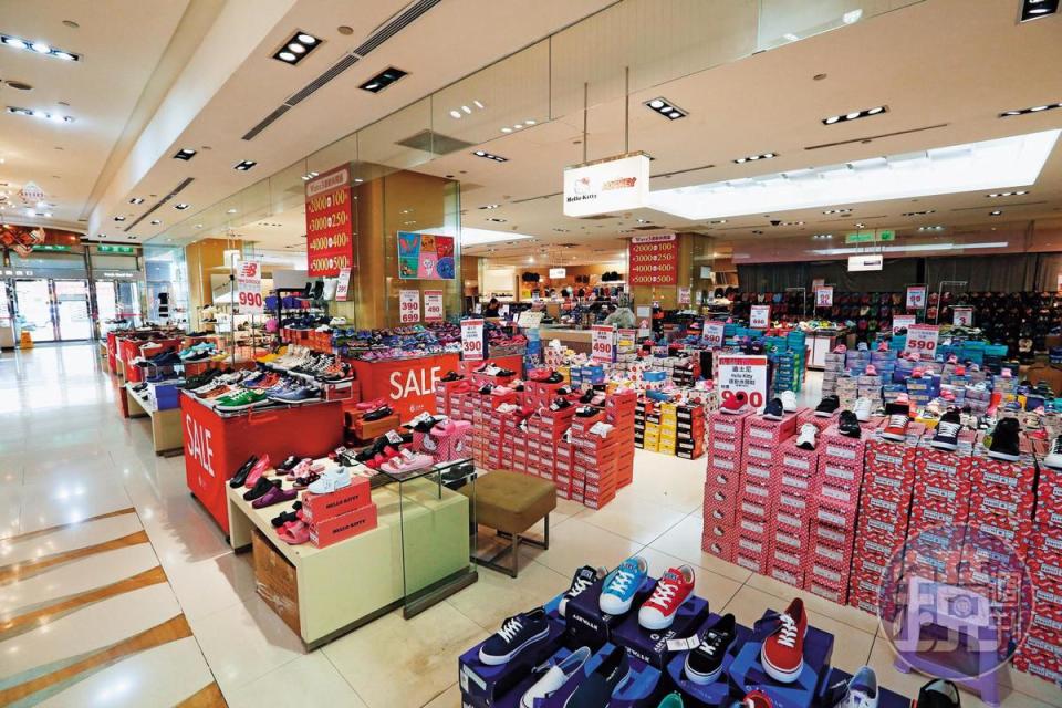 京華城適逢18週年慶，館內舉辦鞋類等各式優惠折扣活動，卻不見搶購人潮。