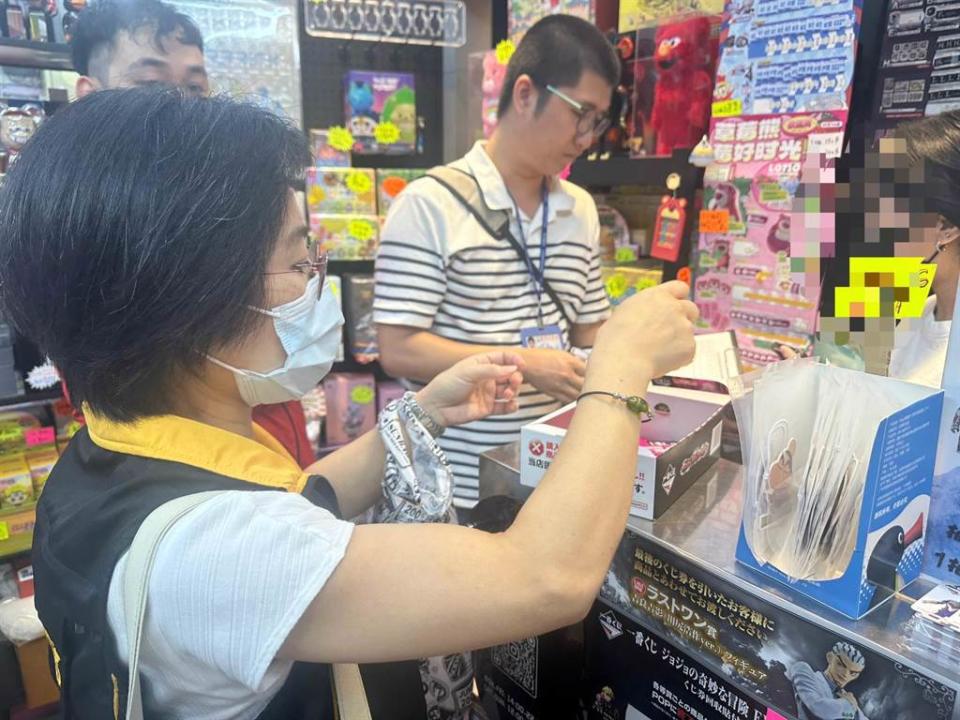 北市法務局25日無預警抽查西門町萬年大樓販售一番賞公仔店家，但當事店家未營業逃過稽查，市府表示會擇日突襲稽查。(北市法務局提供)