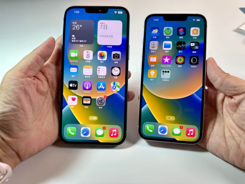 ▲iPhone 14 Plus為6.7吋螢幕(圖左)，對比iPhone 14的6.1吋(圖右)，除了螢幕升級，電量也更進化（圖／記者周淑萍攝）