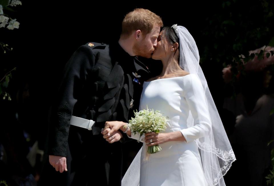 Nach ihrer Vermählung küssen sich Prinz Harry und Meghan Markle vor der St. George’s Chapel auf Schloss Windsor. Foto: Getty Images