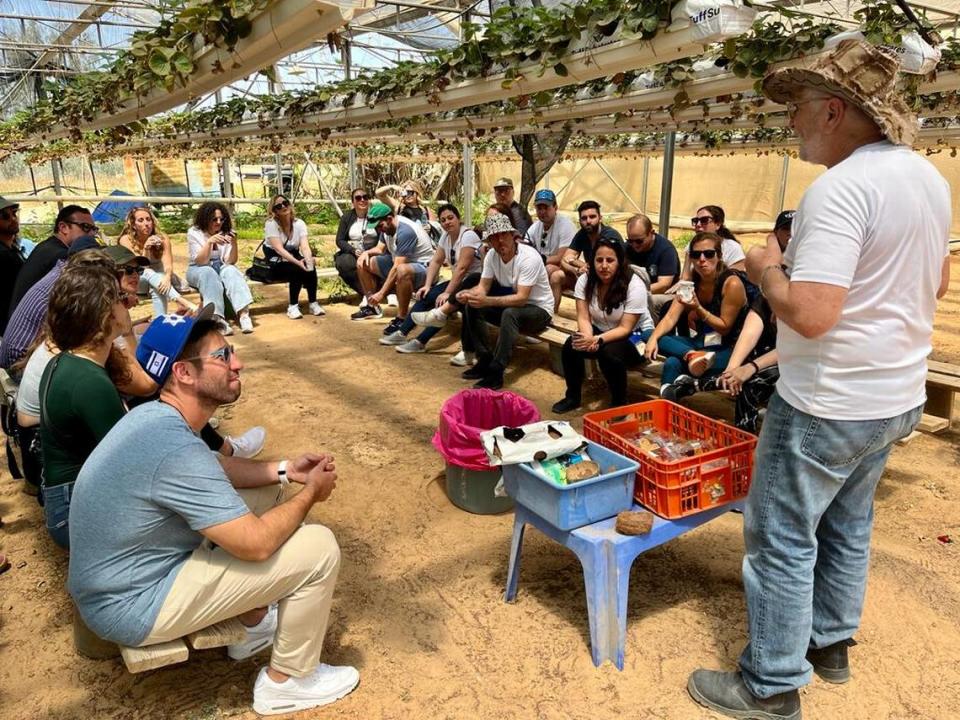 Una visita a los invernaderos del norte del desierto del Néguev ofreció a los participantes en la Misión de Miami una visión completa de la avanzada agricultura israelí de alta tecnología.