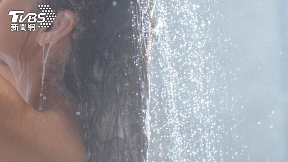 專家研究洗熱水澡更能幫助身體降溫。（示意圖／Shutterstock達志影像）