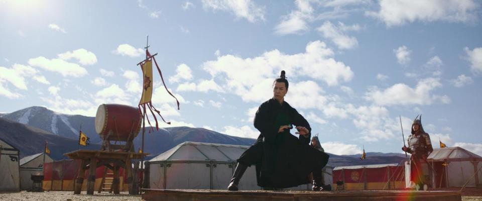 甄子丹在片中飾演木蘭的導師，一展他俐落身手。（迪士尼提供）