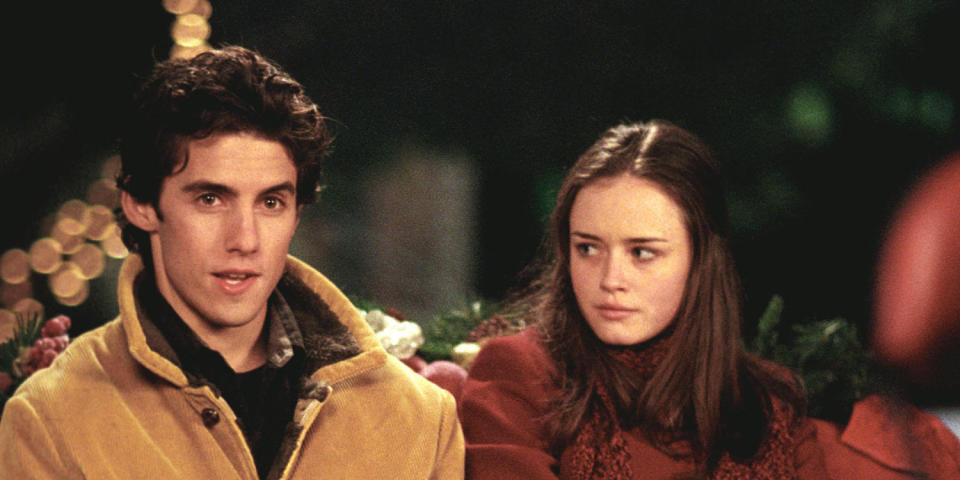 Film Still / Publicity Still from Gilmore Girls (Episode: The Bracebridge Dinner) Milo Ventimiglia, Alexis Bledel 2001 Photo credit: Ron Batzdorff    File Reference # 30847962THA  For Editorial Use Only -  All Rights Reserved (PictureLux / The Hollywood Archive / Alamy Stock Photo)