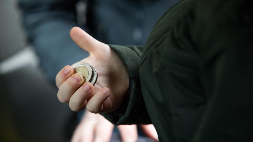 Ganz egal wie alt: Mädchen bekommen im Schnitt weniger Taschengeld als Jungen.