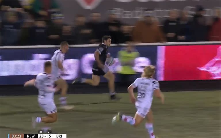 La corrida de Mateo Carrera rumbo al try para Newcastle Falcons