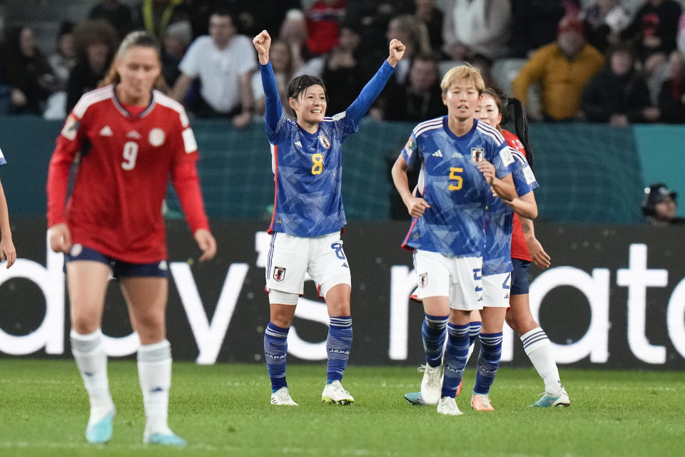 La japonesa Hikaru Naomoto (segunda por la izquierda), celebra tras anotar contra Costa Rica en un partido del Grupo C del Mundial femenino, en Dunedin, Nueva Zelanda, el 26 de julio de 2023. (AP Foto/Alessandra Tarantino)