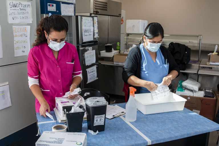 En los adultos mayores y grupos de riesgo, la vacunación contra el Covid sigue recomendada en el país cada seis meses