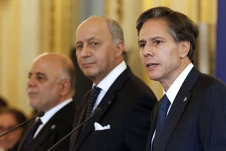 From L-R, Iraqi Prime Minister Haider al-Abadi, French Foreign Affairs Minister Laurent Fabius and U.S. Deputy Secretary of State Antony Blinken hold a news conference following a meeting with members of the anti-Islamic State coalition in Paris, France, June 2, 2015. REUTERS/Charles Platiau