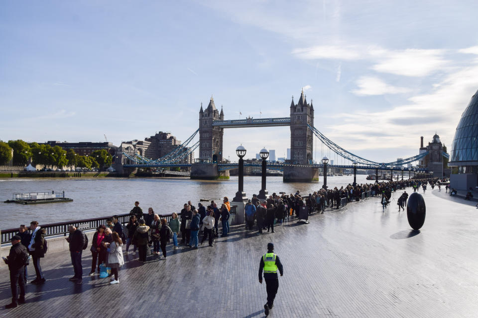 LONDON, UNITED KINGDOM - 2022/09/18: Large crowds continue to queue next to Tower Bridge on the last day of The Queen's lying-in-state at Westminster Hall. The Queen's state funeral takes place on 19th September. (Photo by Vuk Valcic/SOPA Images/LightRocket via Getty Images)