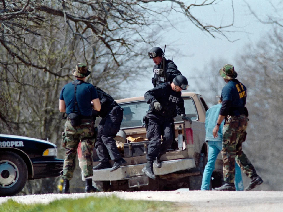 FBI agents unload from a truck in March 1993.