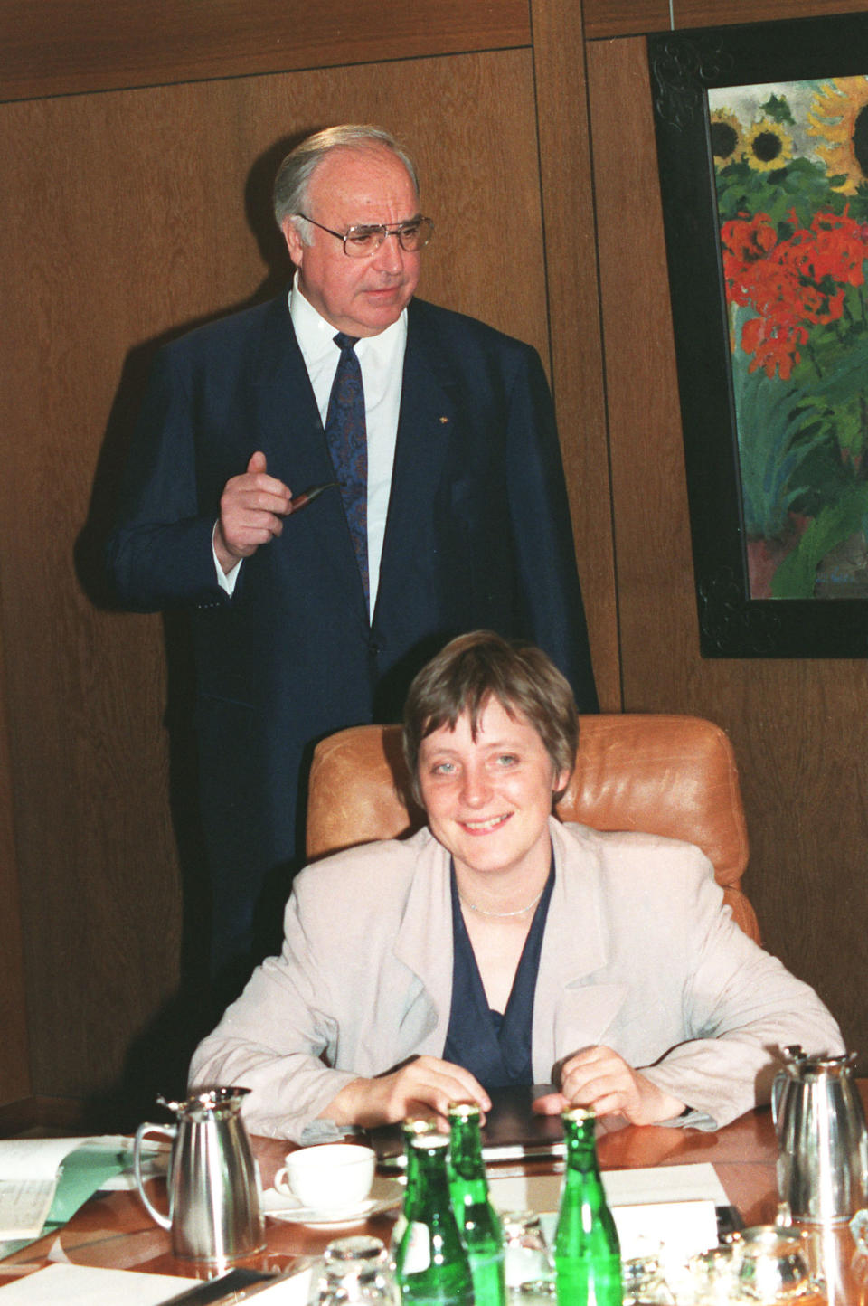 Die damalige Bundesministerin für Frauen und Jugend gemeinsam mit Bundeskanzler Helmut Kohl in Bonn im Jahr 1991. (Bild: AP Photo)