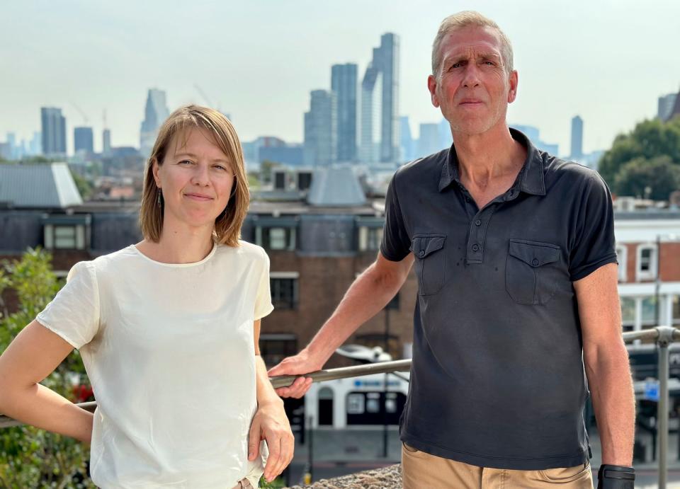 Sie sind Kühlmittel-Schmugglern auf der Spur: Fin Walravens und Julian Newman von der Environmental Investigation Agency in London. (Bild:  WDR/Längengrad Filmproduktion)