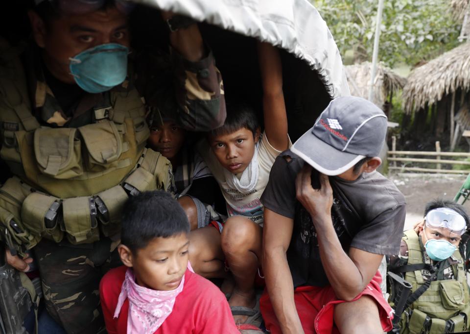 <p>FRM08. GUINOBATAN (FILIPINAS), 23/01/2018. Aldeanos filipinos desembarcan de un camión militar en una operación de rescate mientras el volcán Mayon entra en erupción hoy, martes 23 de enero de 2018, en Guinobatan, provincia de Albay (Filipinas). El Instituto Filipino de Vulcanología y Sismología (PHIVOLCS) elevó el 22 de enero el nivel de alerta para el volcán Mayon en medio de temores de una erupción mayor en las próximas horas o días. “Más de 26,000 personas han sido evacuadas a refugios en el área. La zona de peligro se extiende a un radio de 8 kilómetros desde el respiradero de la cumbre. Se recomienda encarecidamente al público que esté atento y desista de ingresar a esta zona de peligro”, agregó el PHIVOLCS. EFE/FRANCIS R. MALASIG </p>