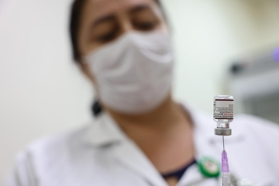 *Arquivo* SÃO PAULO, SP, 02.02.2023 -  Profissional de saúde prepara injeção da vacina Pfizer Baby contra a Covid-19 na UBS Cambuci, em São Paulo. (Foto: Danilo Verpa/Folhapress)