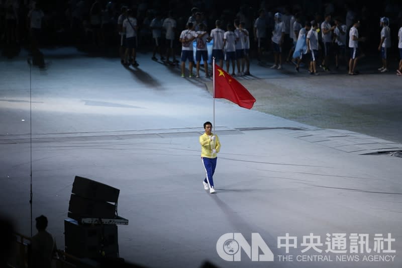 台北世大運19日晚間在台北田徑場舉行開幕式，各國選手代表團陸續進場。圖為中國大陸僅由一人舉旗代表進場。（中央社）