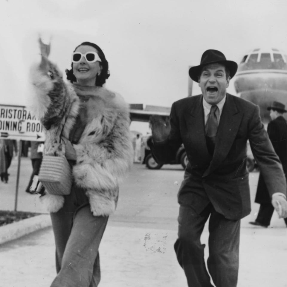 Sir Laurence Olivier and his wife Vivien Leigh arriving at Rome airport, February 1953 - Hulton Archive 