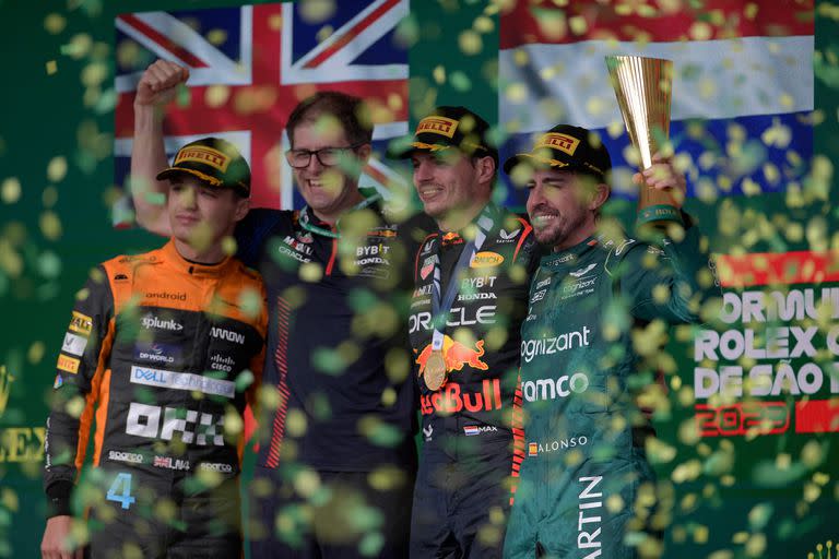 El podio en Interlagos, conLando Norris, Max Verstappen y Fernando Alonso 