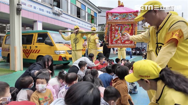 媽祖媽祖我愛你～是流傳香燈腳之間的熱門口號，也常常聽到小朋友熱情的呼喚！