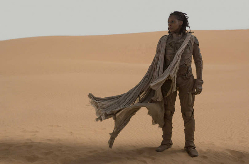 因為常在沙漠中生存，因此「蒸餾服」也是演員們最常穿著的服裝，服裝師還有加上紗布斗蓬與披風。（圖／華納兄弟提供）