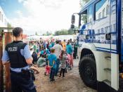 In Dresden protestieren Flüchtlinge mit einer Sitzblockade gegen die Bedingungen im Lager und verlangen unter anderem feste Behausungen. Foto: Oliver Killig