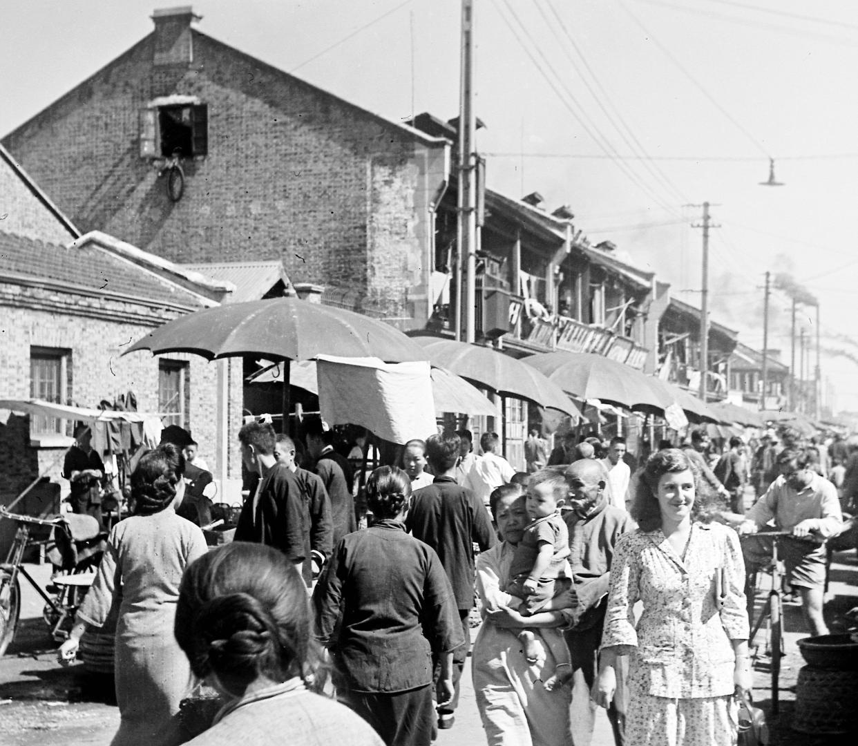 Jewish refugees and their Chinese neighbors at a market in Hongkou. (Shanghai Jewish Refugees Museum)