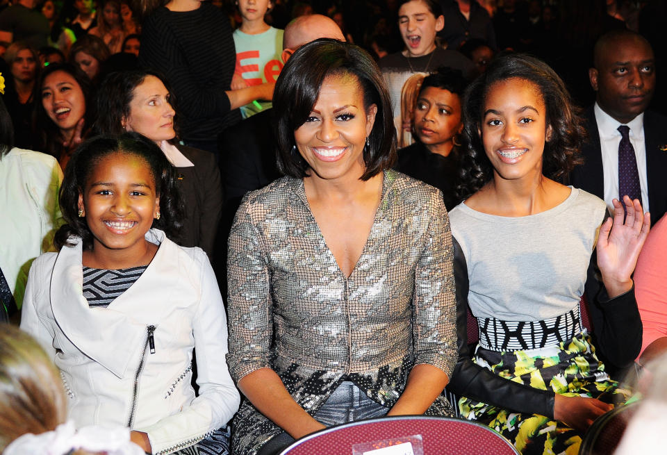 La Primera Dama y sus hijas en los premios de Nickelodeon en Los Angeles en marzo del 2012. (Photo by Kevork Djansezian/Getty Images)