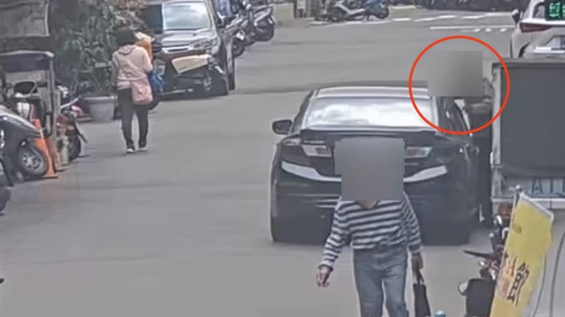 劉姓男子因汽車違停影響仲姓住戶出入。（圖／翻攝畫面）