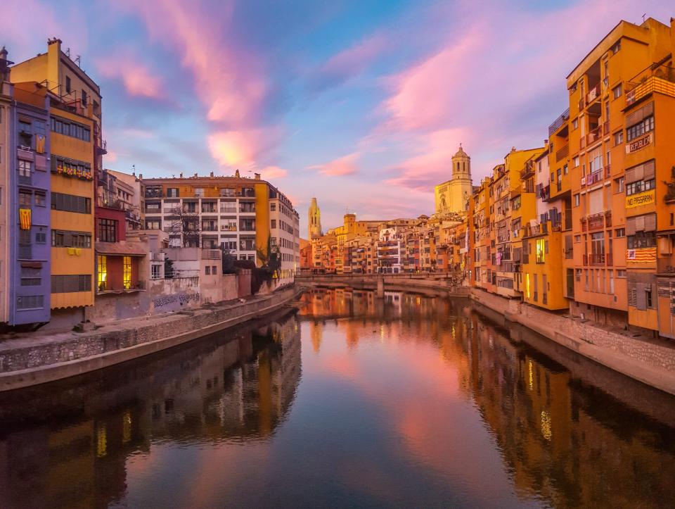 Romantische Stimmung in der Altstadt von Girona. - Copyright: Getty Images