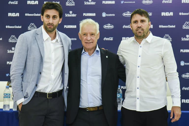 La llegada de Diego Milito a Racing reabrió el debate sobre una función aún novedosa; en la imagen, el exdelantero posa con el presidente Víctor Blanco y el DT Eduardo Coudet