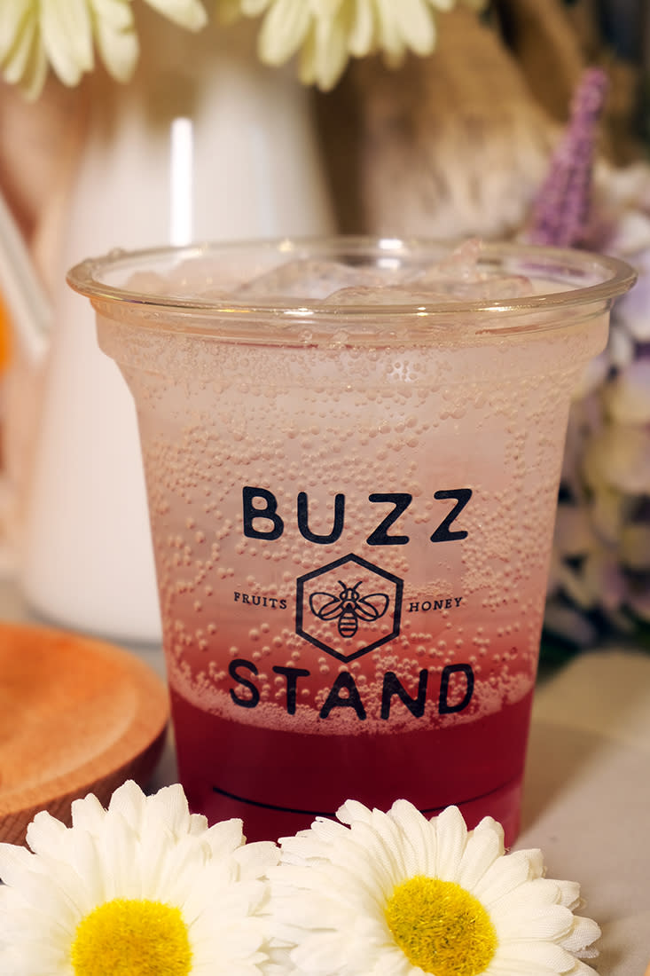 杉養蜂園｜香港茶飲店BUZZ STAND健康蜂蜜茶飲！購入日本杉養蜂園全塊蜂巢製$16窩夫
