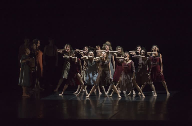 "Cantata", de Mauro Bigonzetti, se estrenó en el Teatro Coliseo, con la música en vivo del Grupo Assurd y el Ballet Contemporáneo del Teatro San Martín