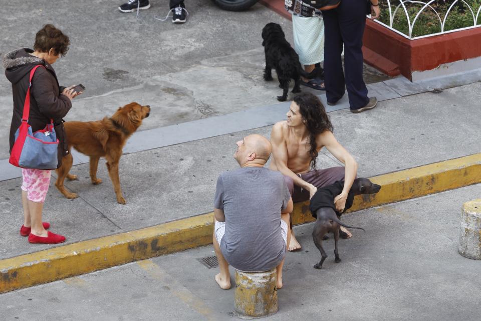 <p>MEX04. CIUDAD DE MÉXICO (MÉXICO), 16/05/2018.- Varias personas desalojan sus viviendas en Ciudad de México hoy, miércoles 16 de mayo de 2018, tras el temblor originado a 30 kilómetros al suroeste de Arcelia, en el sureño estado de Guerrero. Un sismo de magnitud 5,3 provocó que sonara hoy la alerta sísmica en Ciudad de México, sin que hasta ahora se reporten víctimas o daños materiales. EFE/Sáshenka Gutiérrez </p>